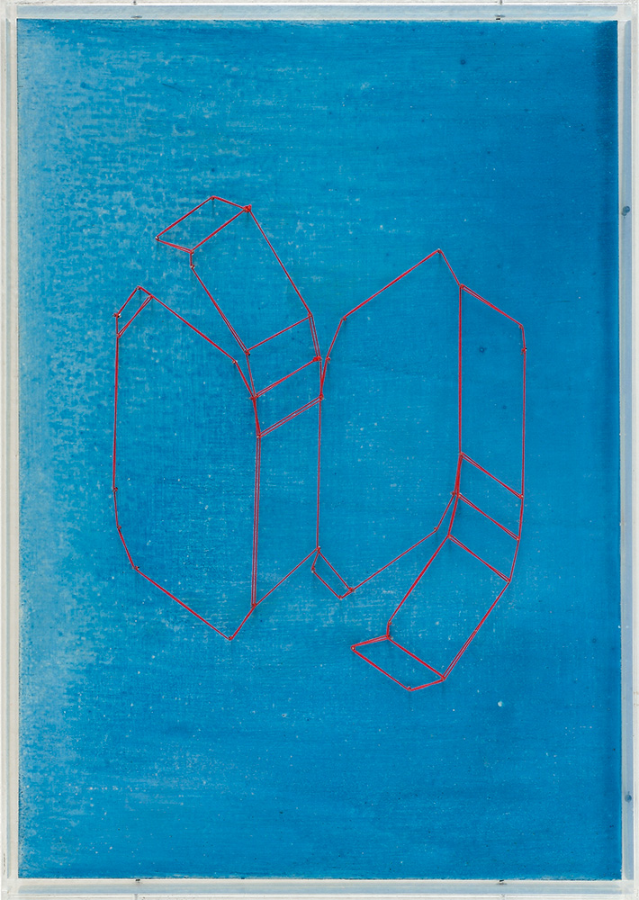 »Kristallregal (Nr. 6)«, 2000/2006, Holz, farbig gefasst, Faden, Stahlstifte, Plexiglas, 43,7 × 31,1 cm