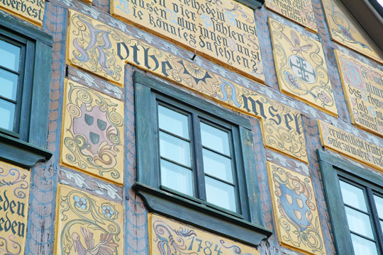 Fassadenbemalung mit Schriftzug »Rothe Amsel«